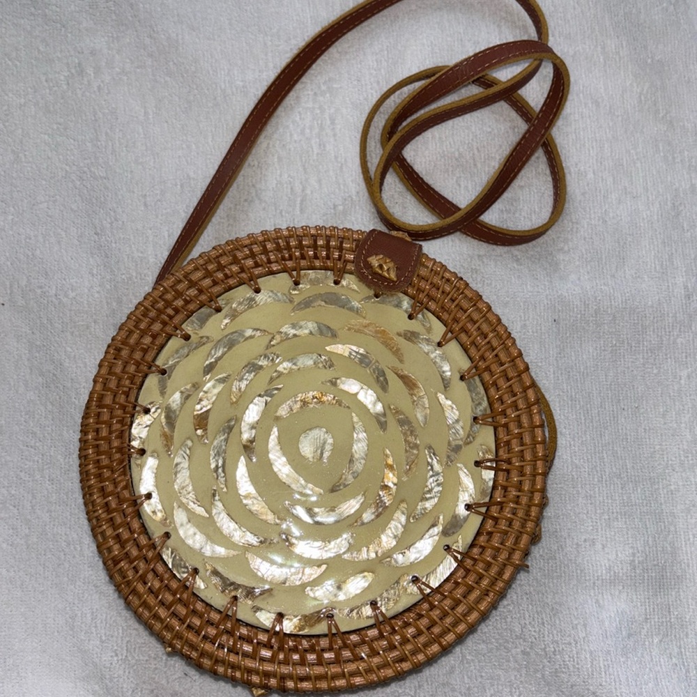 Round Woven Rattan Wicker Shoulder Bag With Shell Design